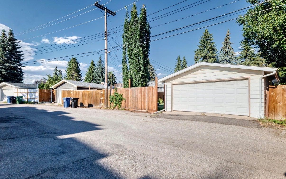 411 Woodland Crescent SE