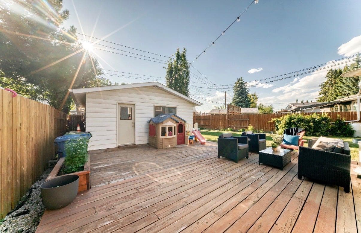 411 Woodland Crescent SE