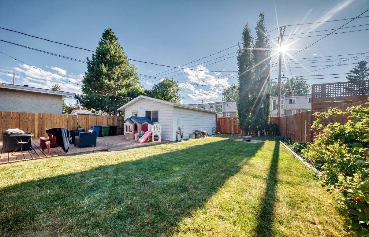 411 Woodland Crescent SE