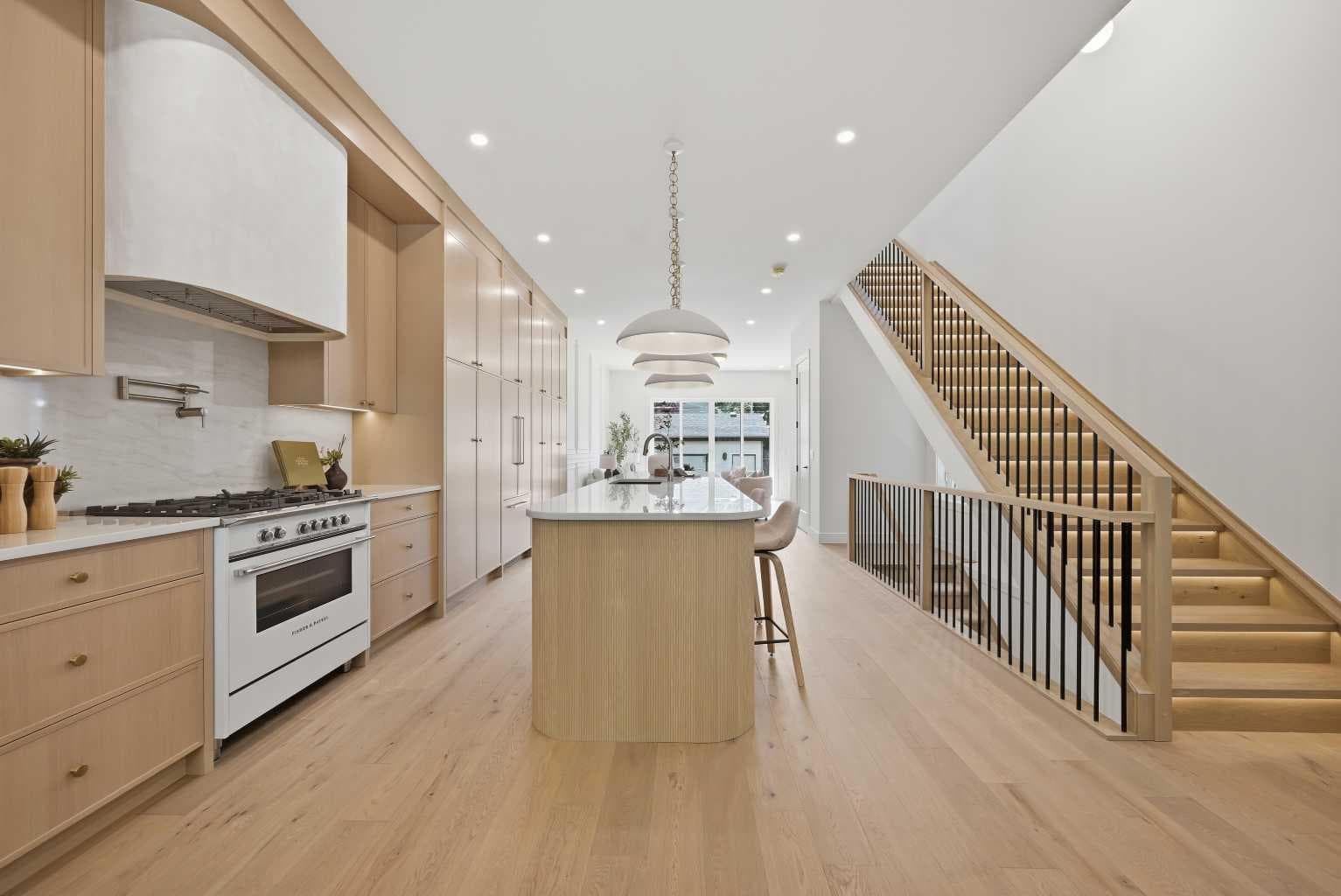 409 28 Avenue NW