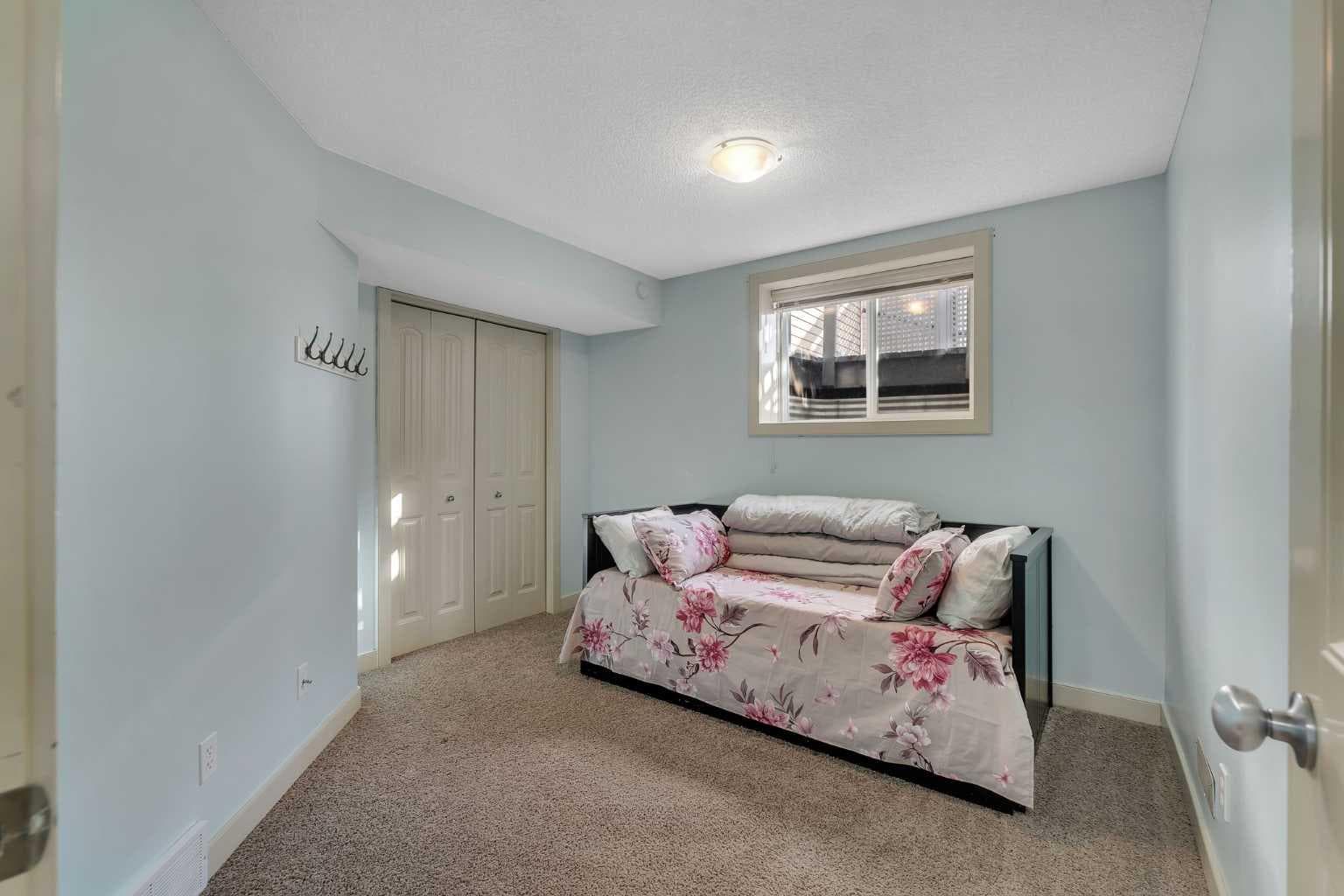 156 Bishop Crescent NW
