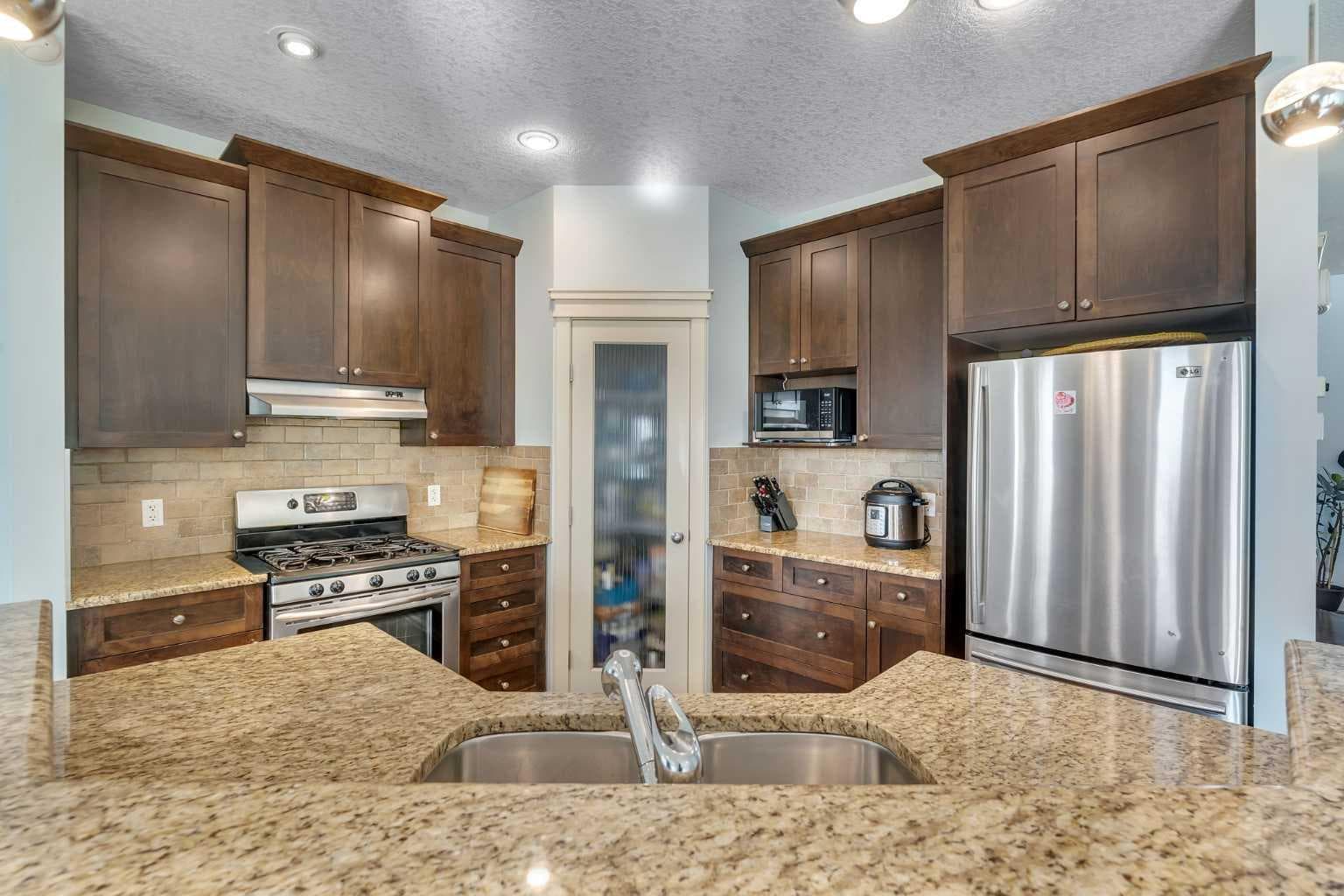156 Bishop Crescent NW