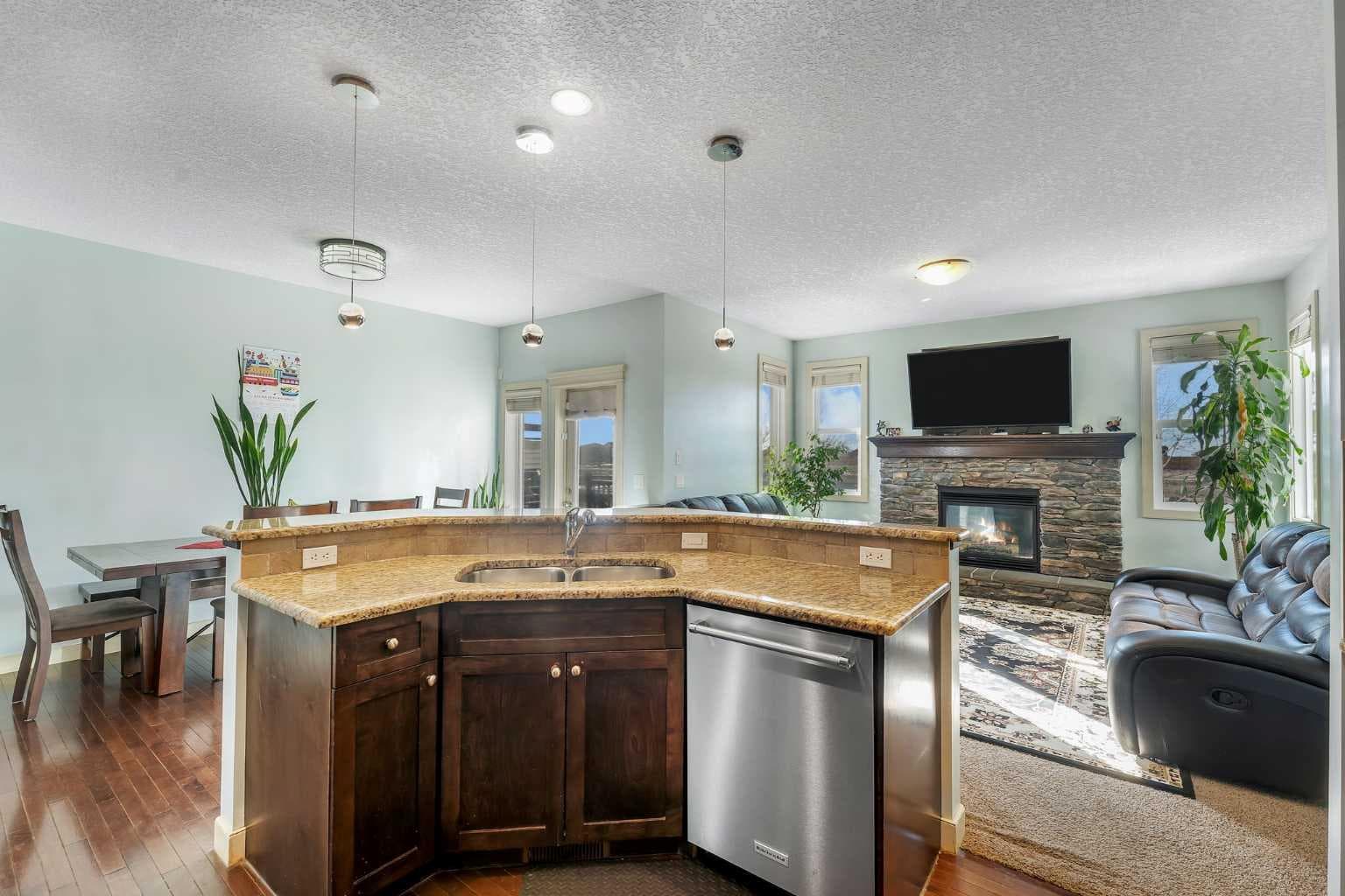 156 Bishop Crescent NW