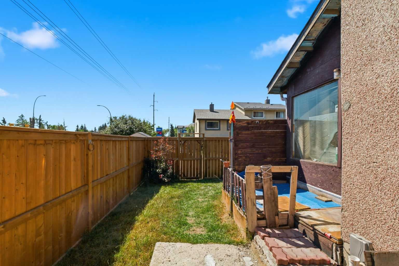 56 Pinecliff Close NE