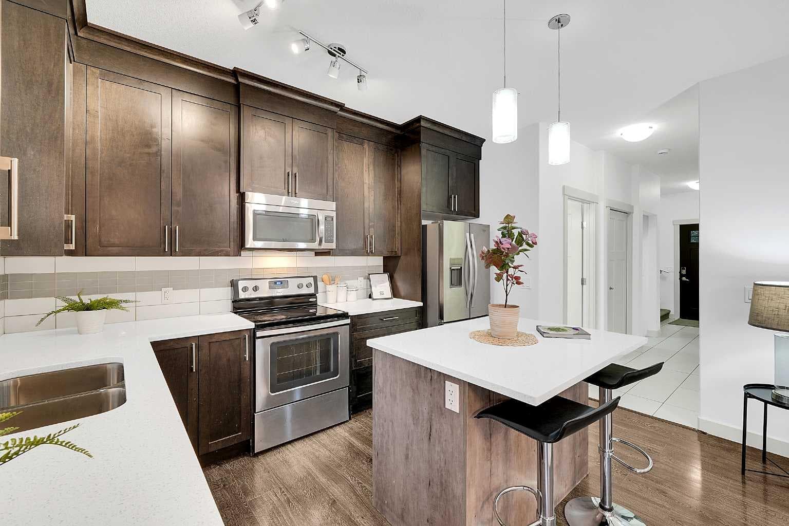570 Evanston Manor NW