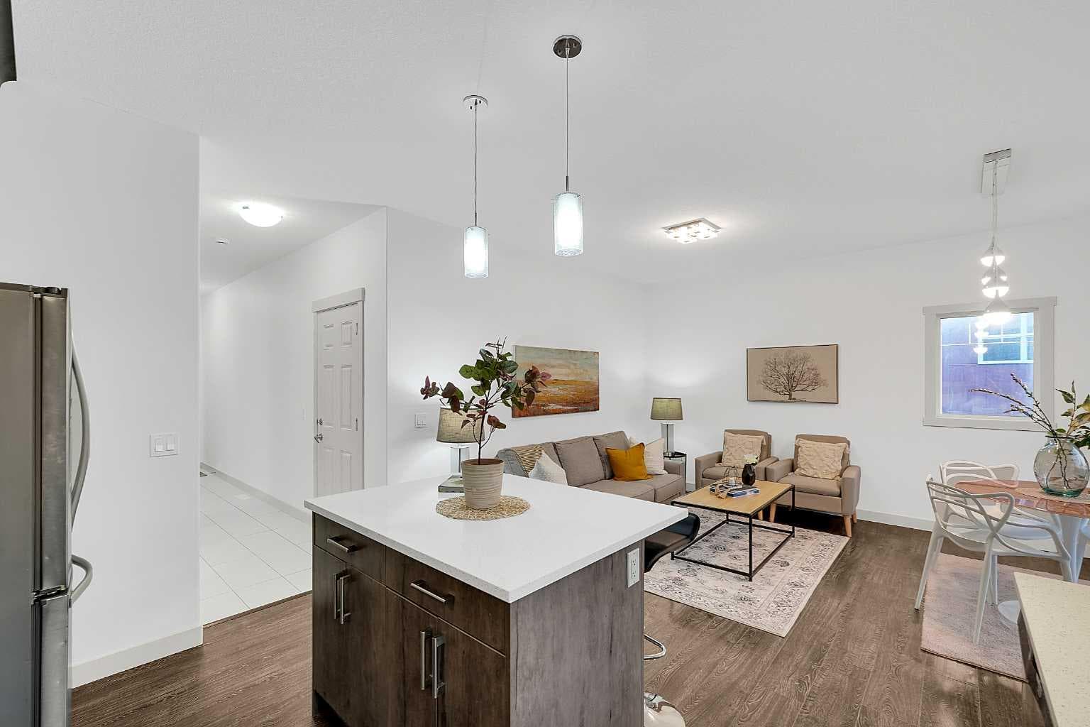 570 Evanston Manor NW