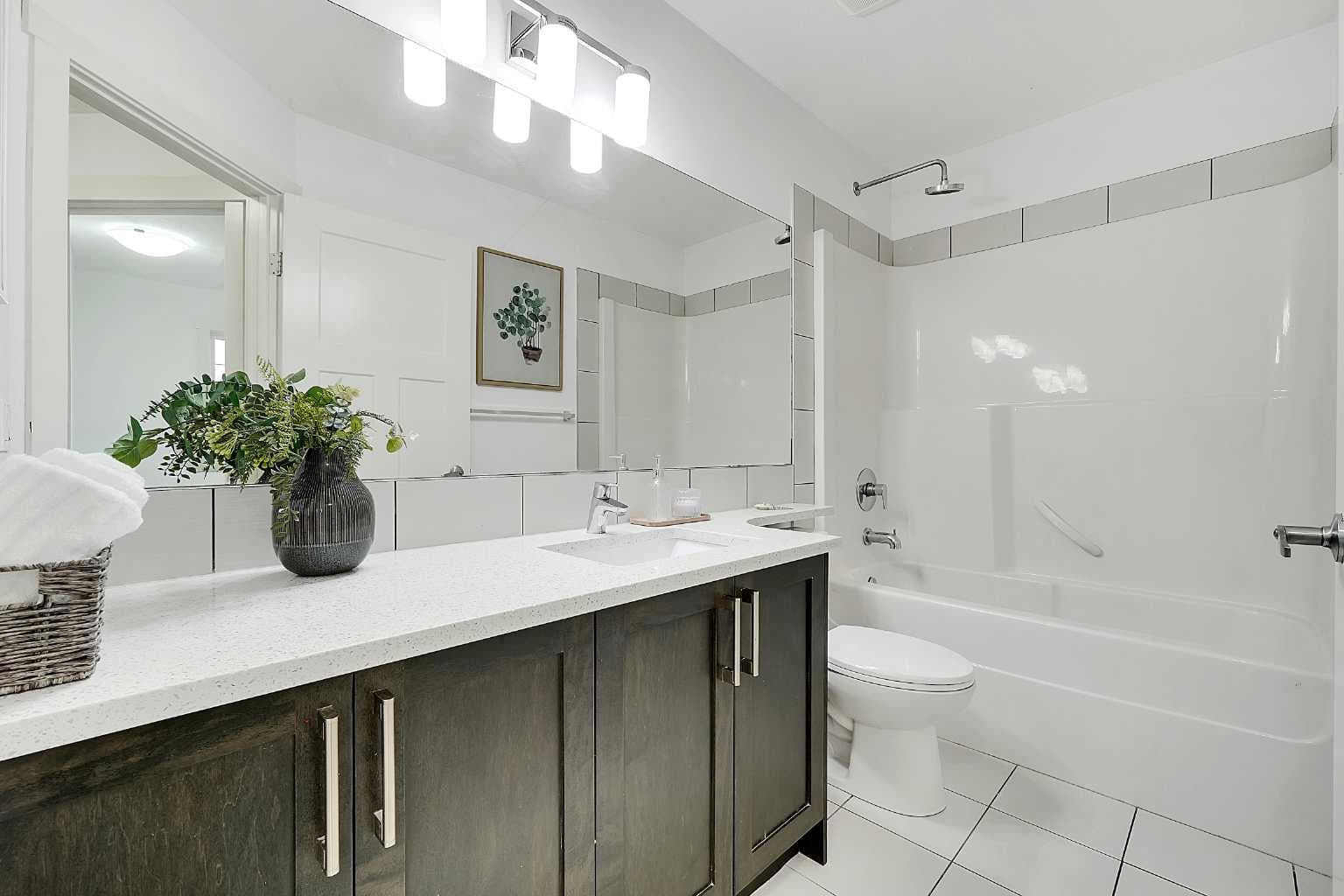 570 Evanston Manor NW