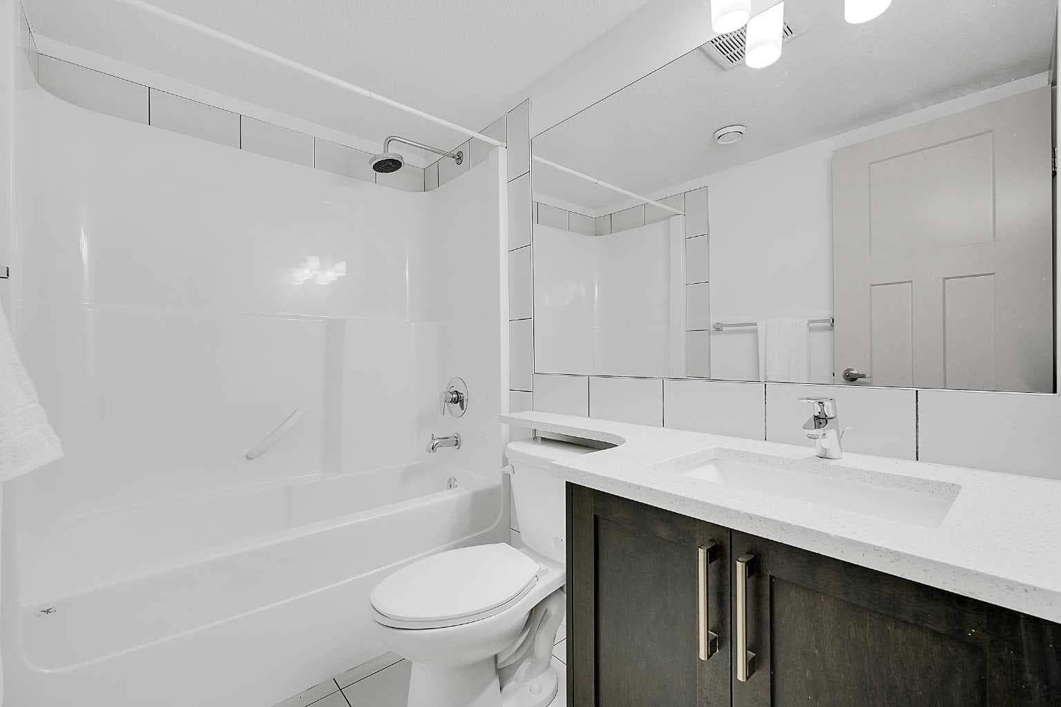 570 Evanston Manor NW