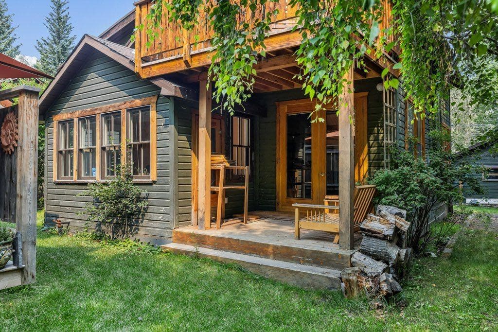 A and B, 132 Rundle Crescent 