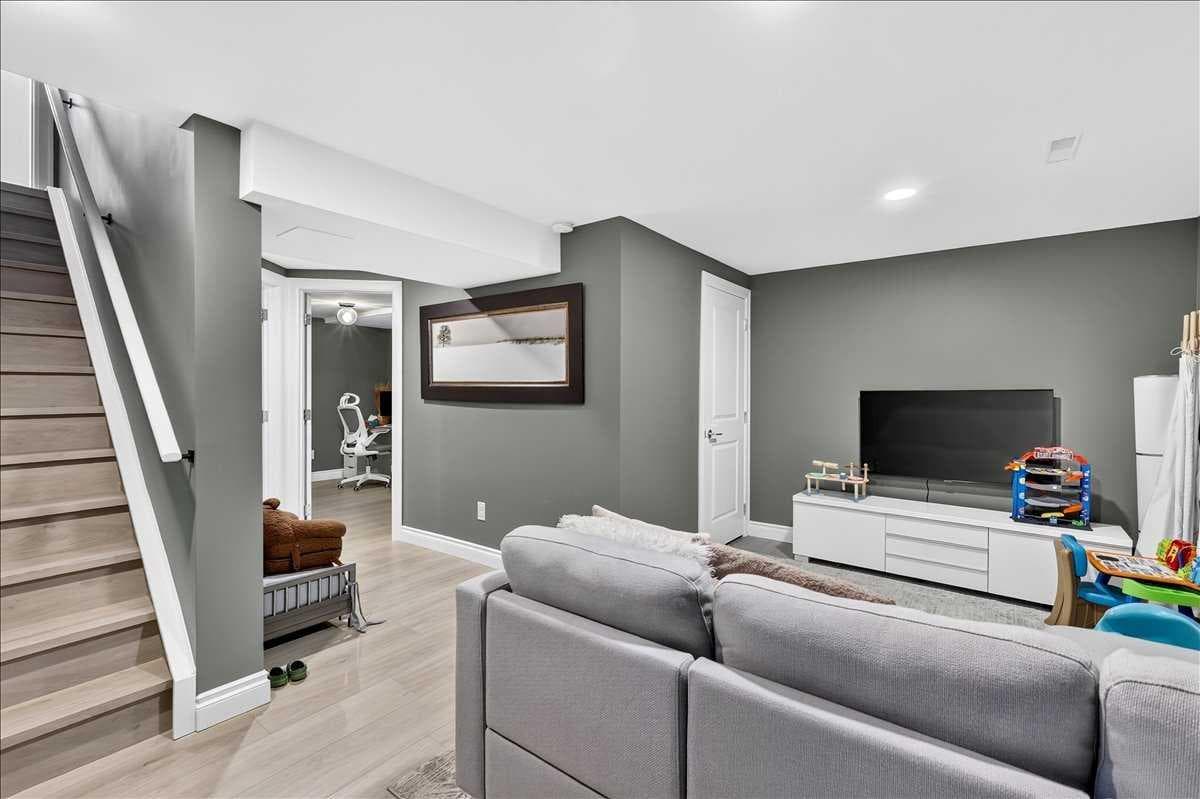 75 Shawglen Way SW
