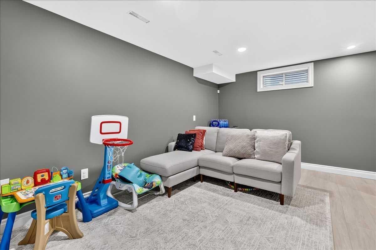 75 Shawglen Way SW