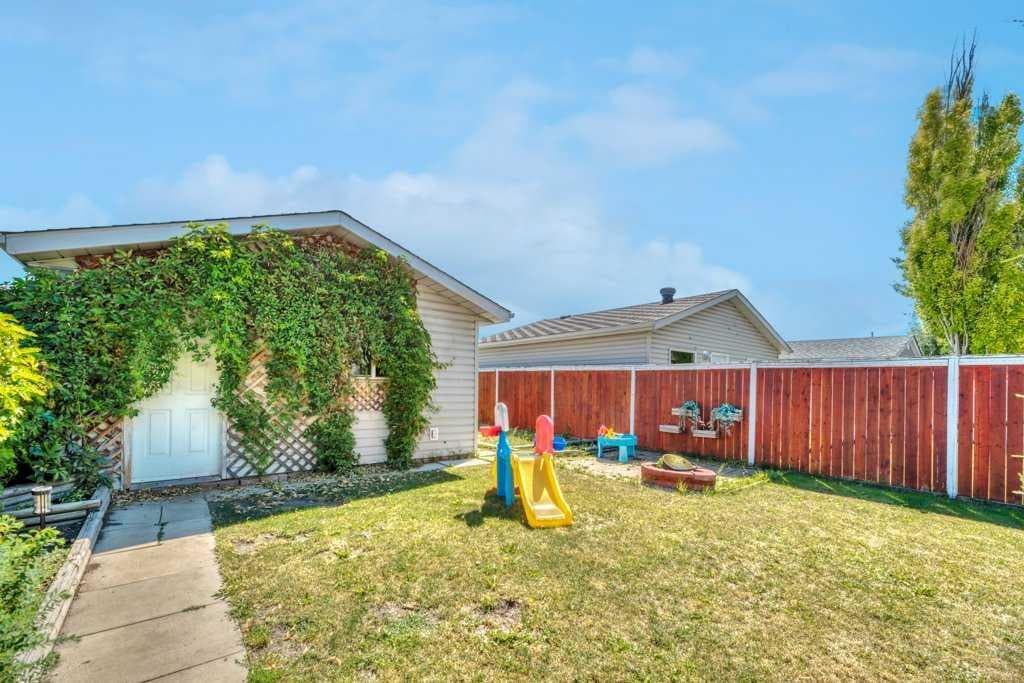 118 Tarington Close NE