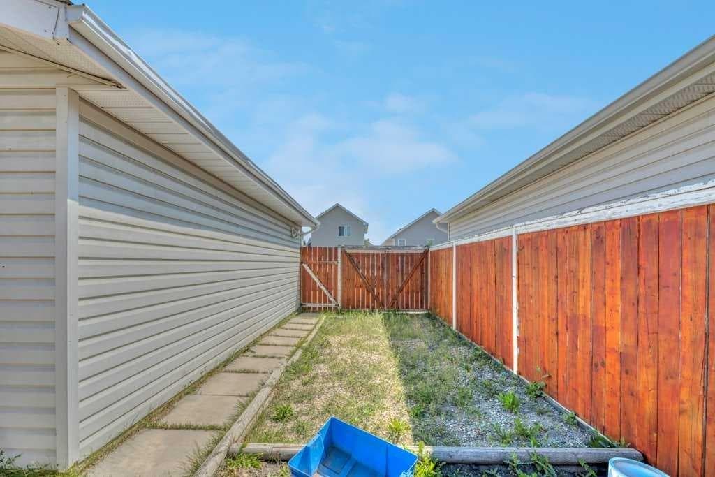 118 Tarington Close NE
