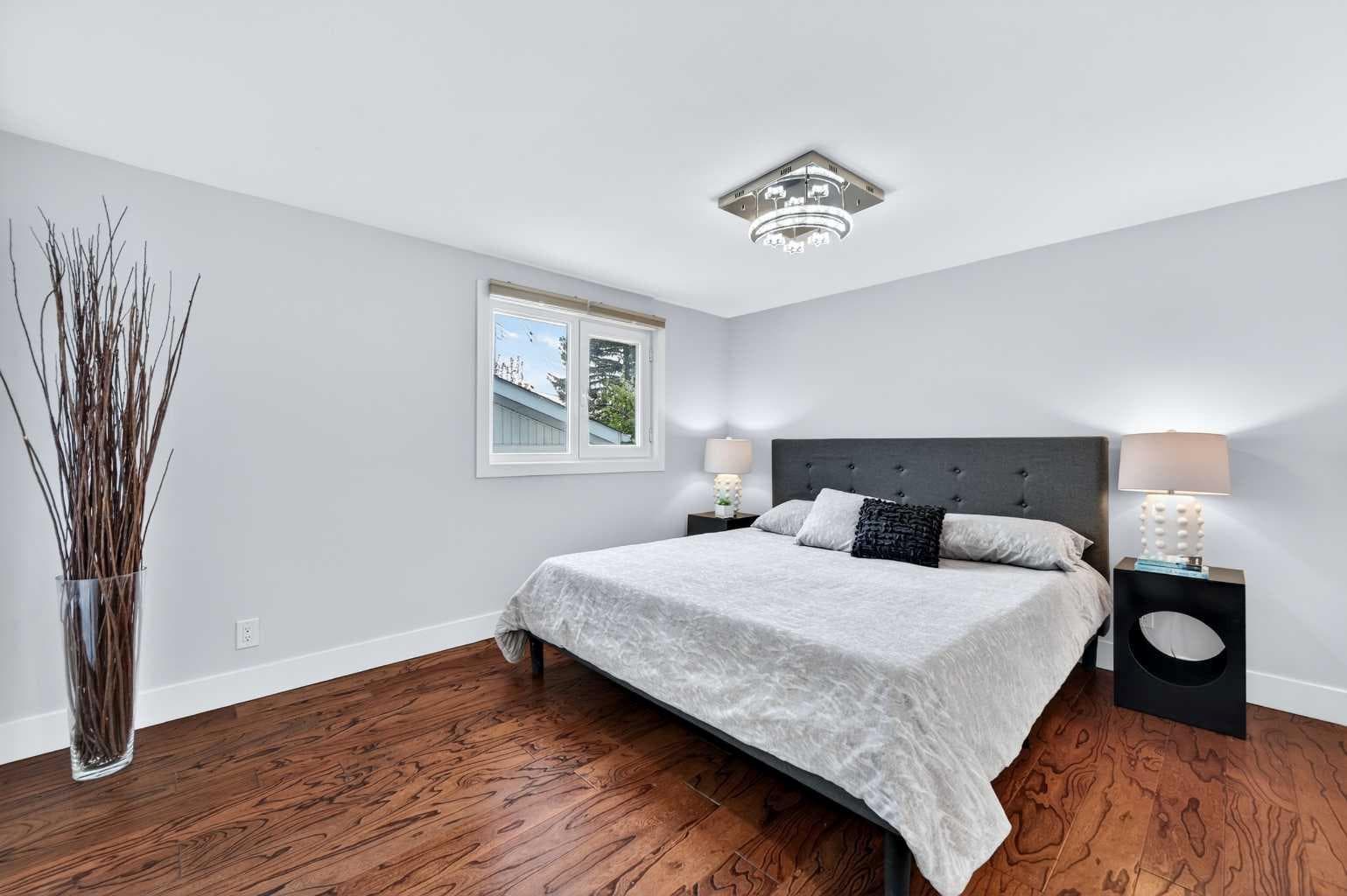 11 Selkirk Drive SW
