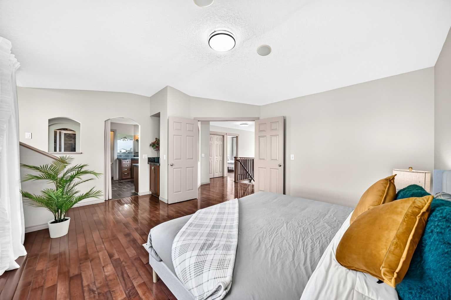 14 Springborough Crescent SW
