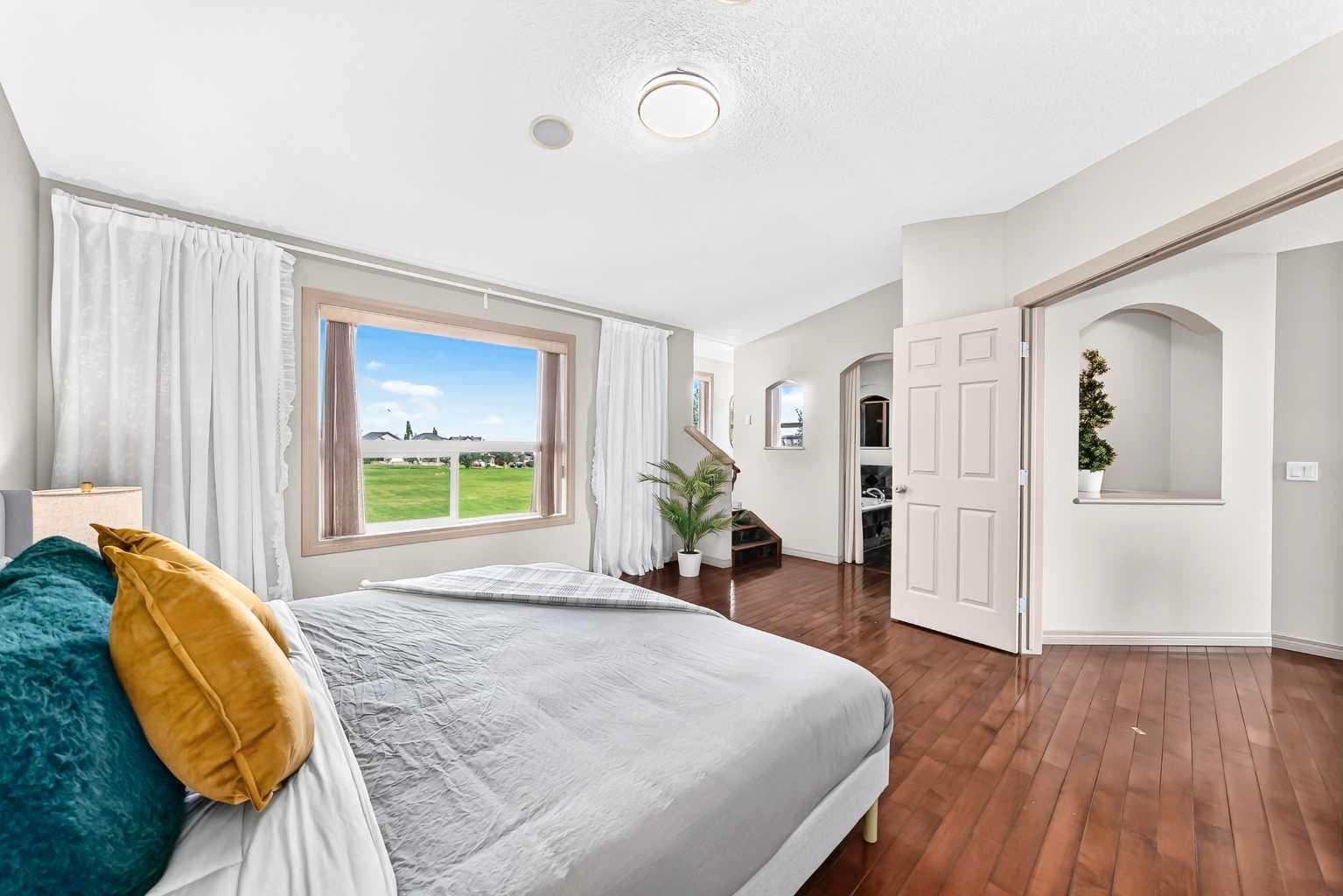 14 Springborough Crescent SW