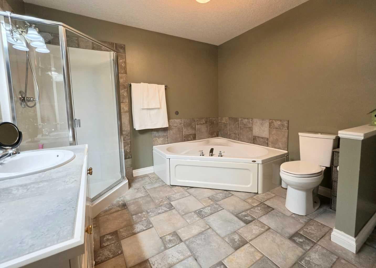 672 Killarney Glen Court SW