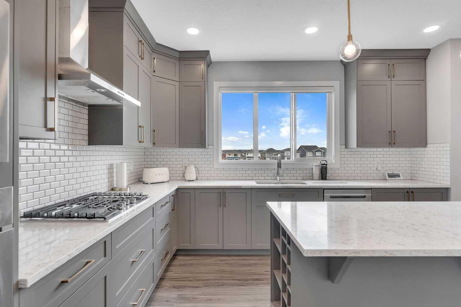 81 Carringvue Manor NW