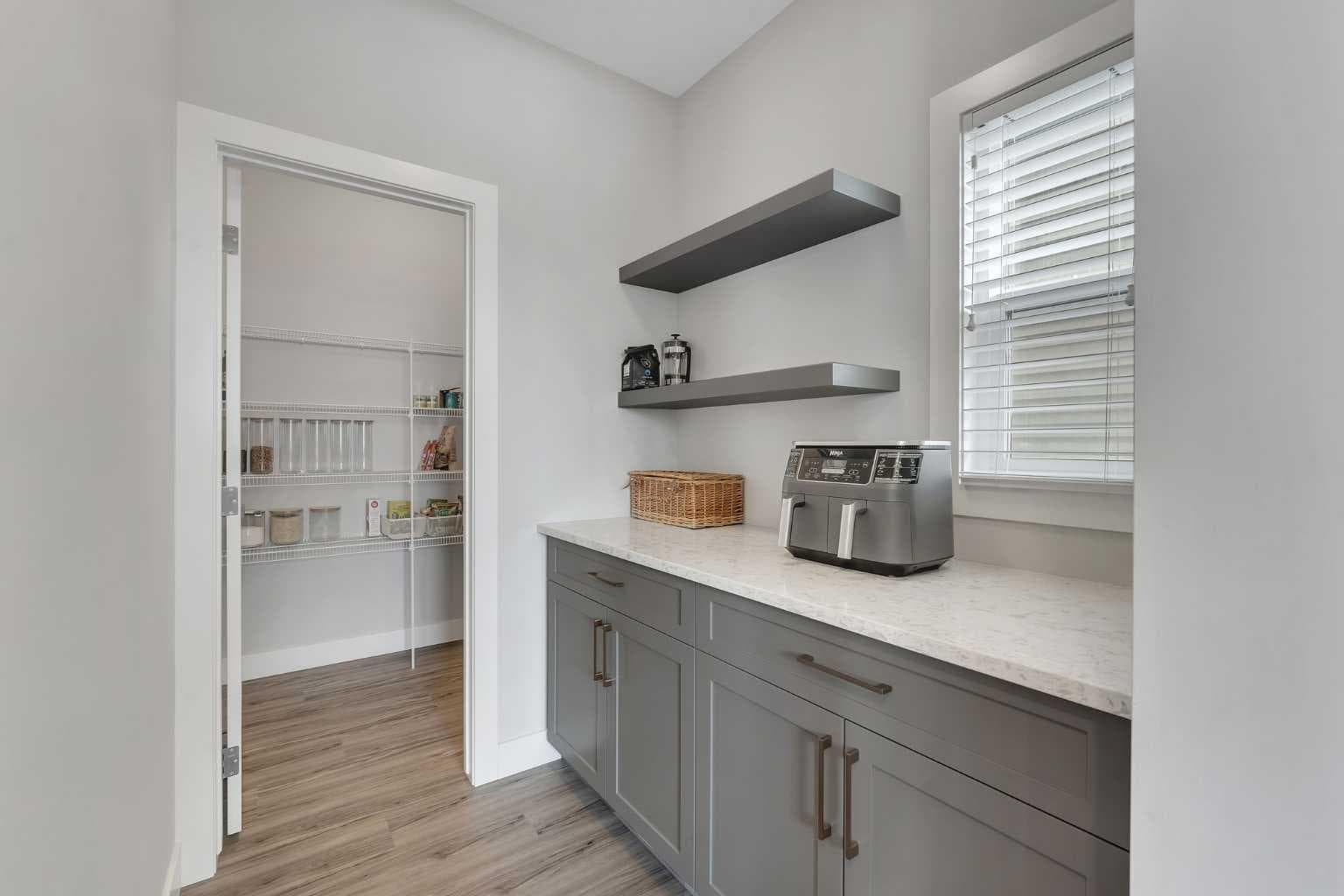81 Carringvue Manor NW