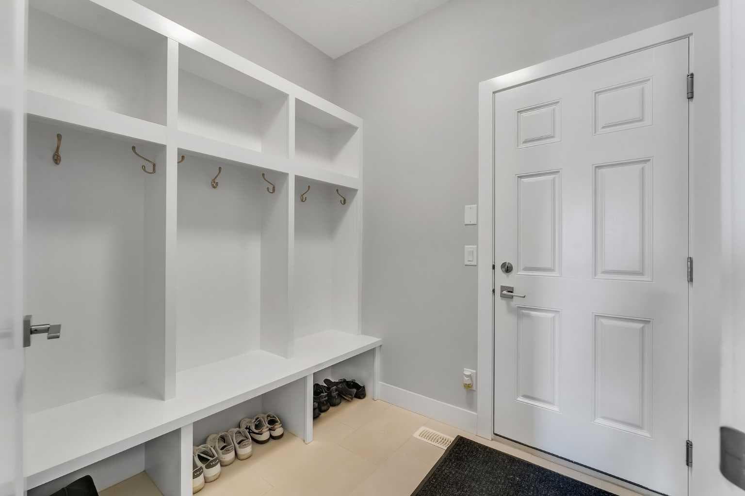 81 Carringvue Manor NW