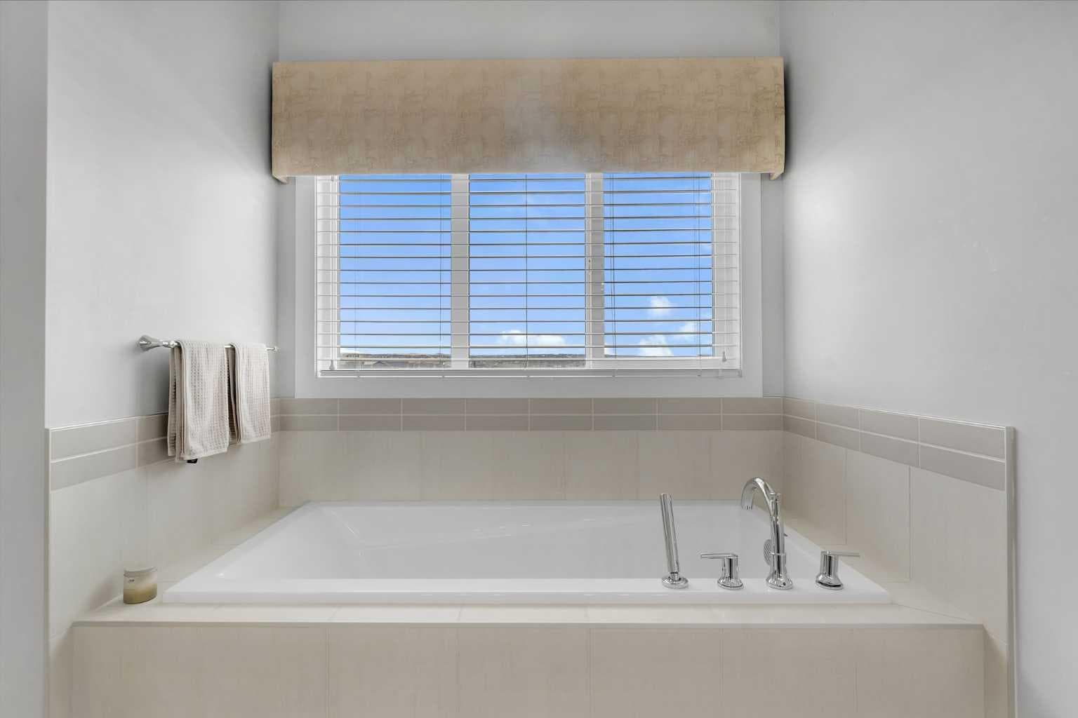 81 Carringvue Manor NW