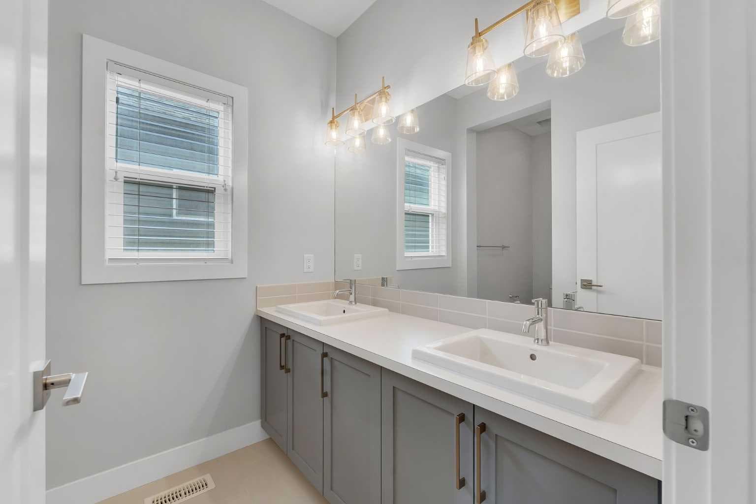81 Carringvue Manor NW
