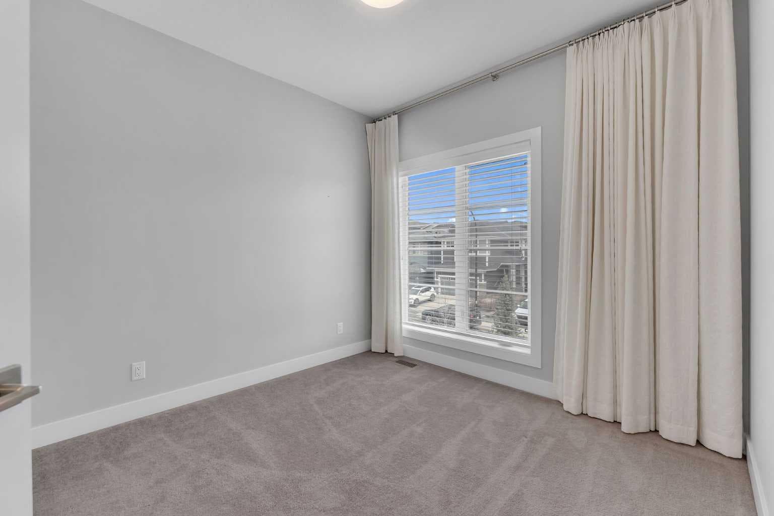 81 Carringvue Manor NW