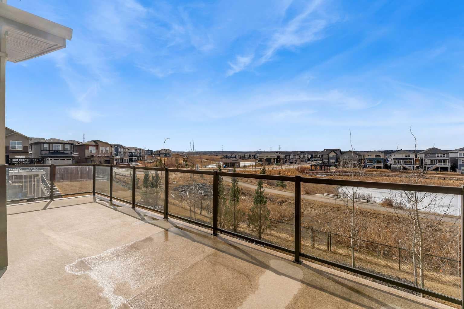 81 Carringvue Manor NW