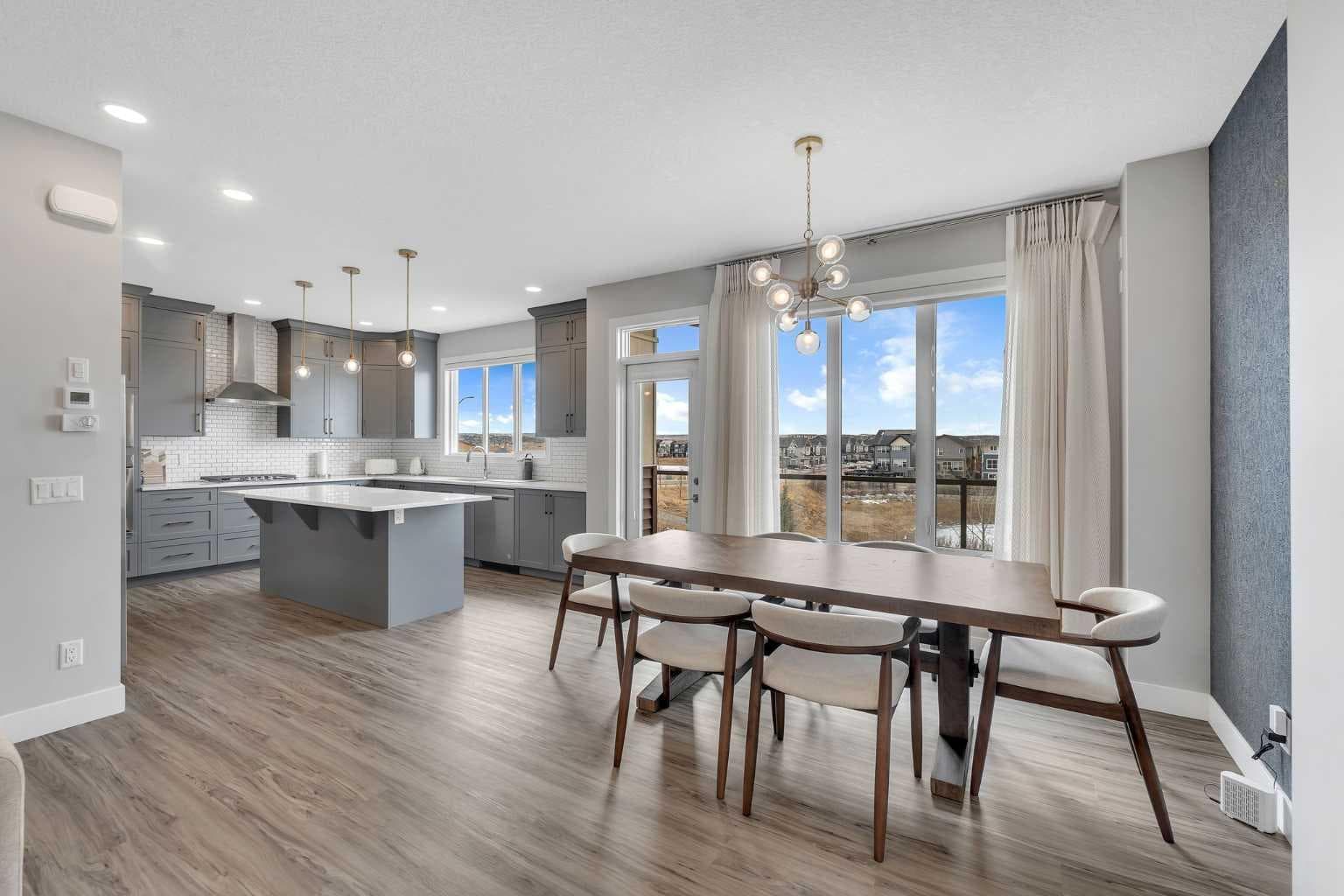 81 Carringvue Manor NW