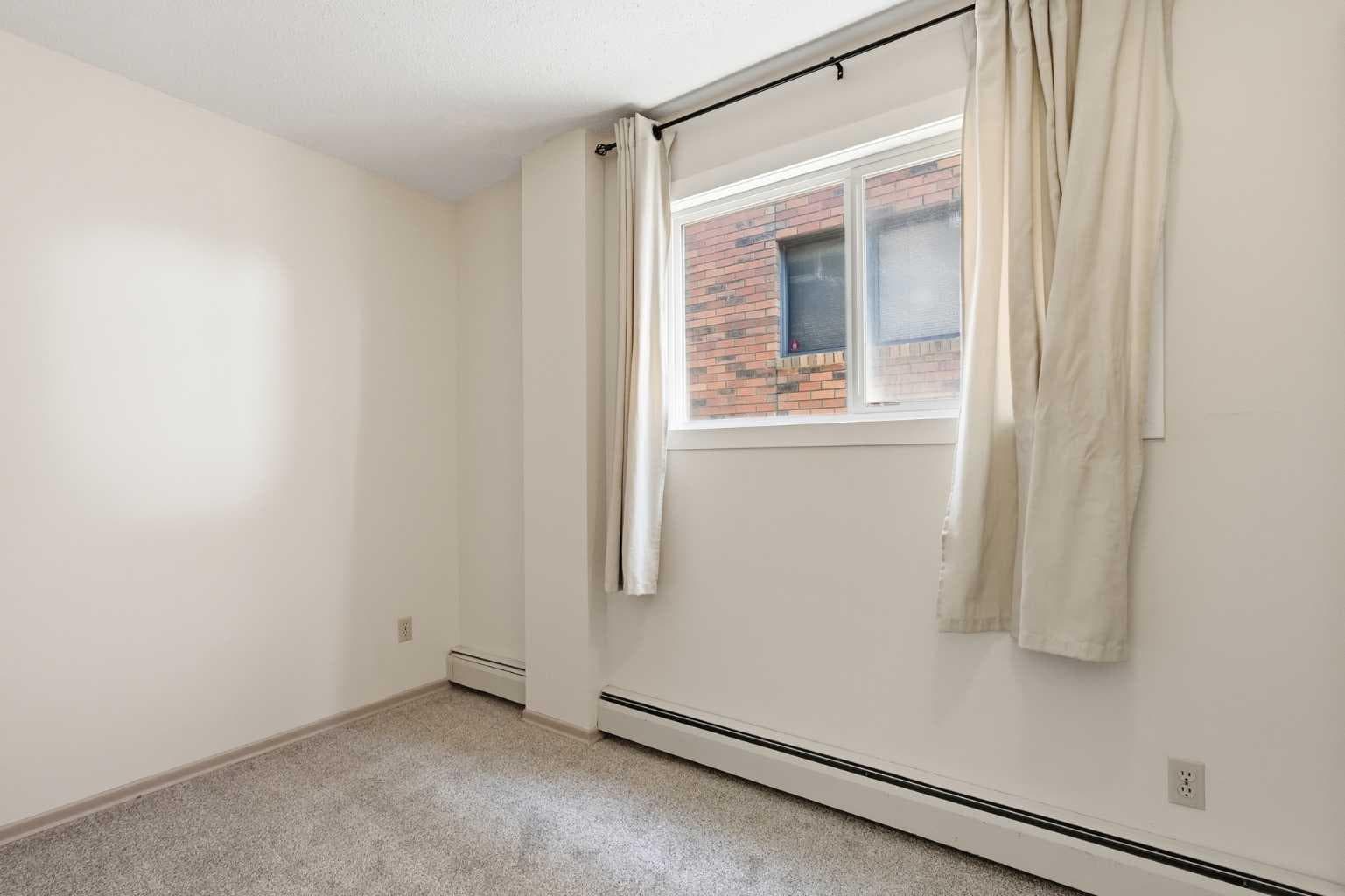 655 4 Avenue NE