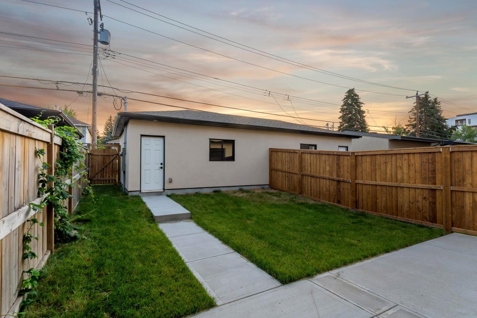 2229 36 Street SW