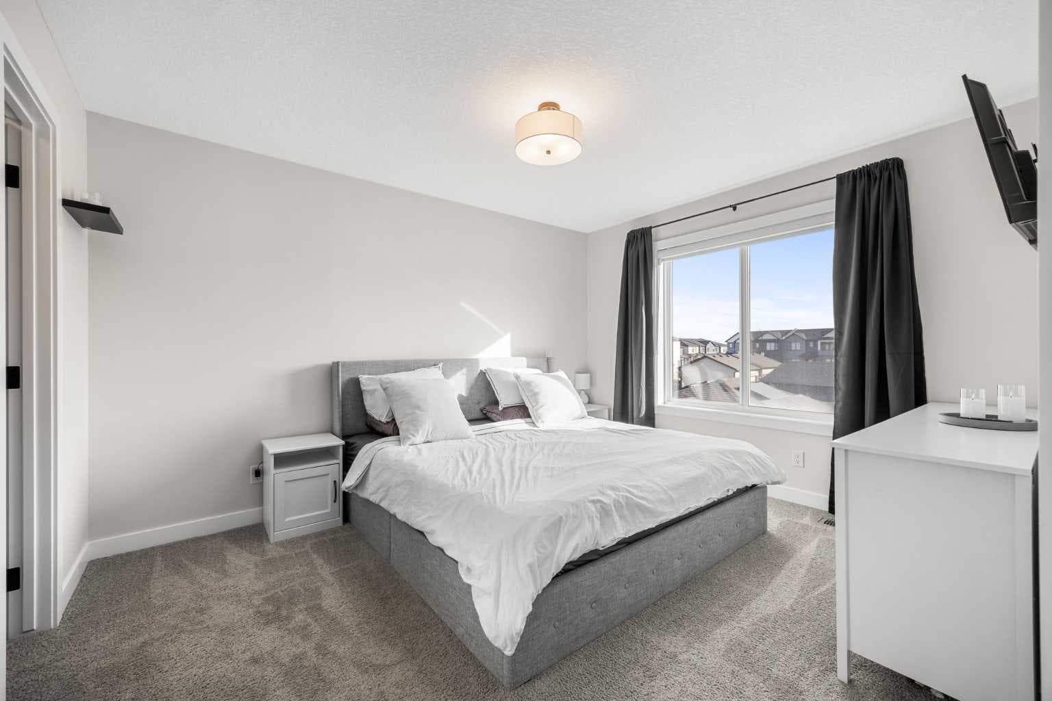 211 Silverton Glen Crescent SW