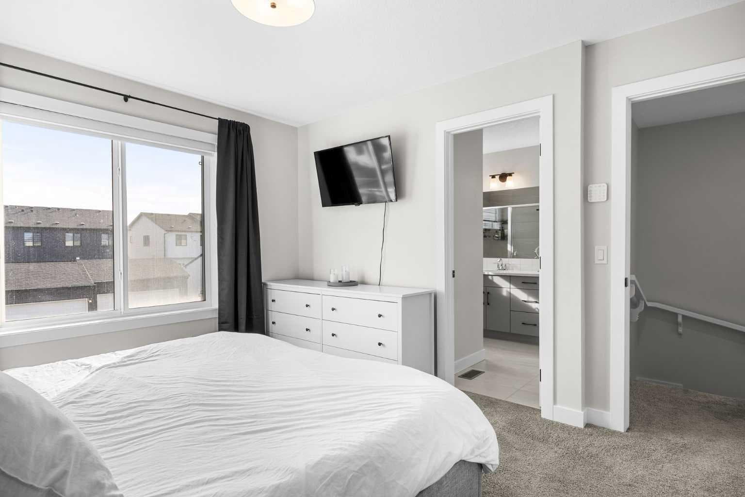 211 Silverton Glen Crescent SW