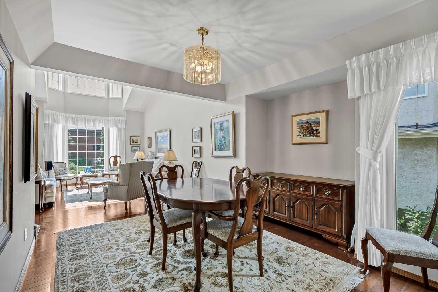 22 Varsity Estates View NW