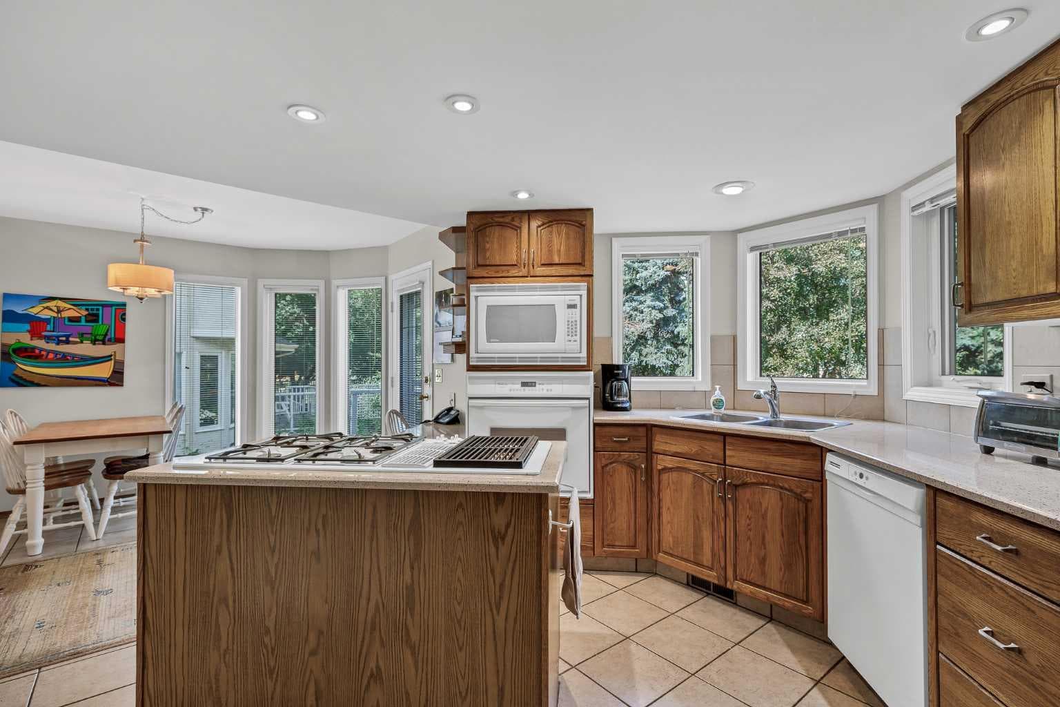 22 Varsity Estates View NW