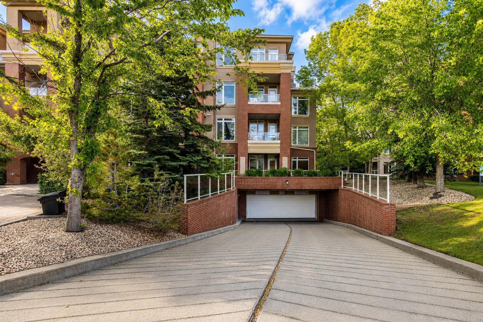 306, 10 Hemlock Crescent SW