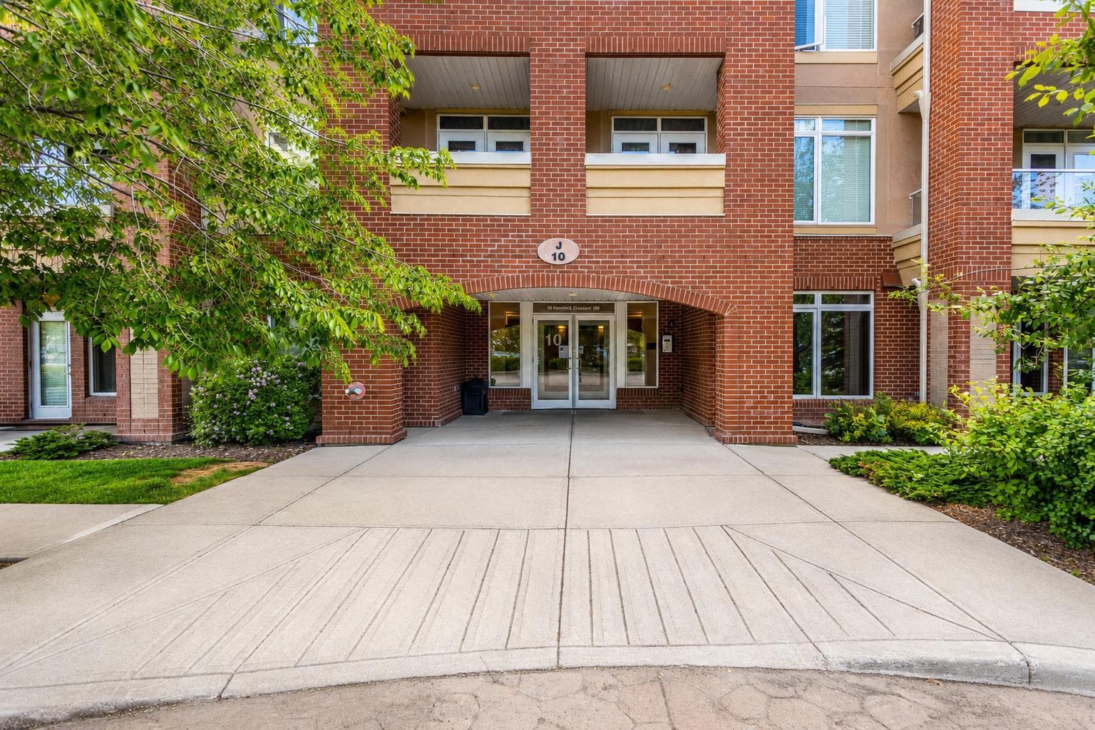 306, 10 Hemlock Crescent SW