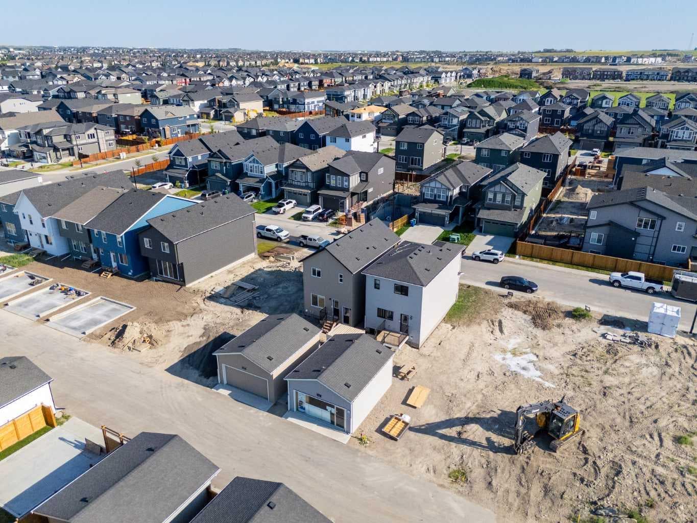 18 Chinook Winds Court SW