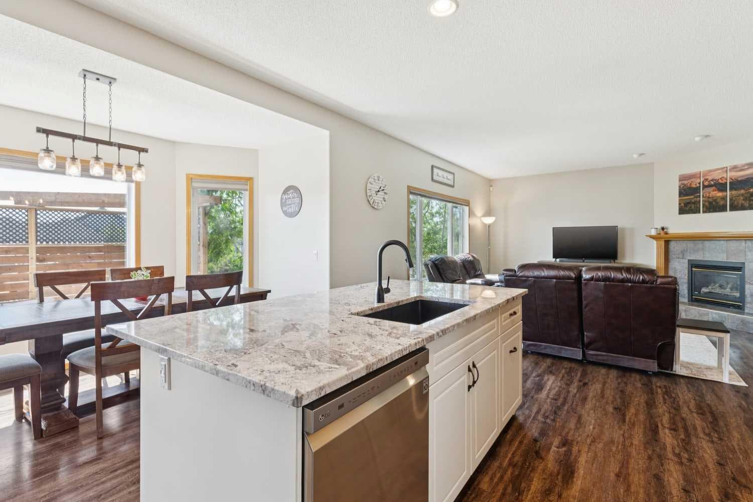 16 Henderson Bay NE