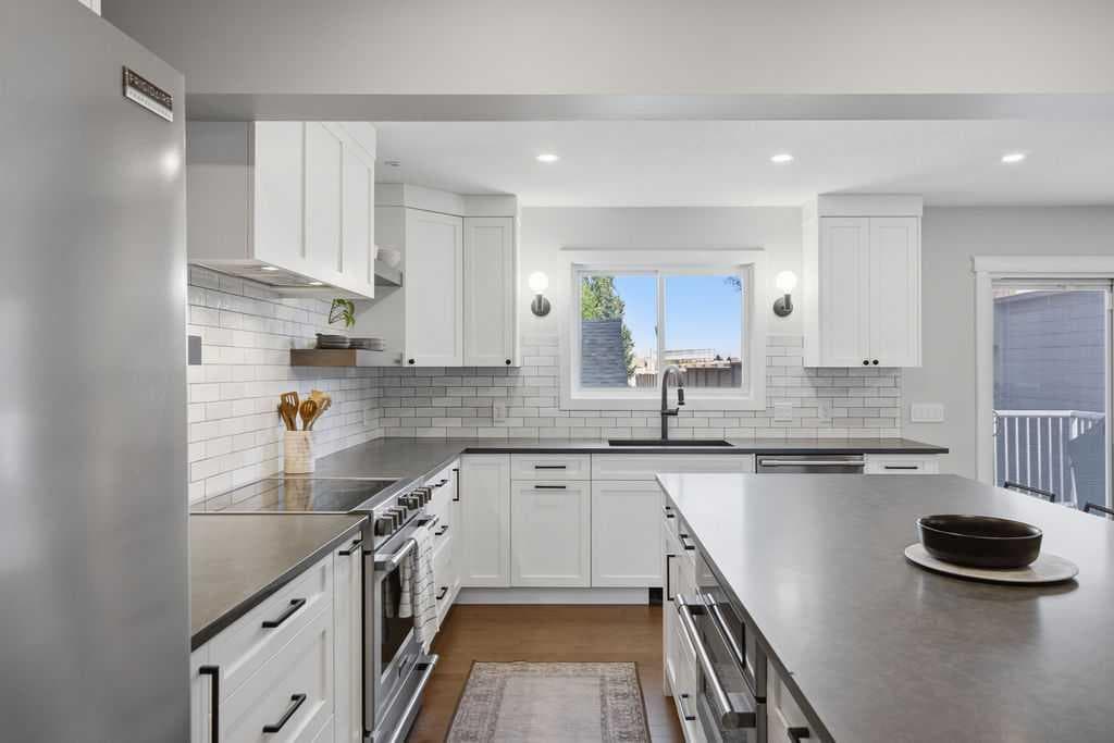 87 Couture Crescent SW