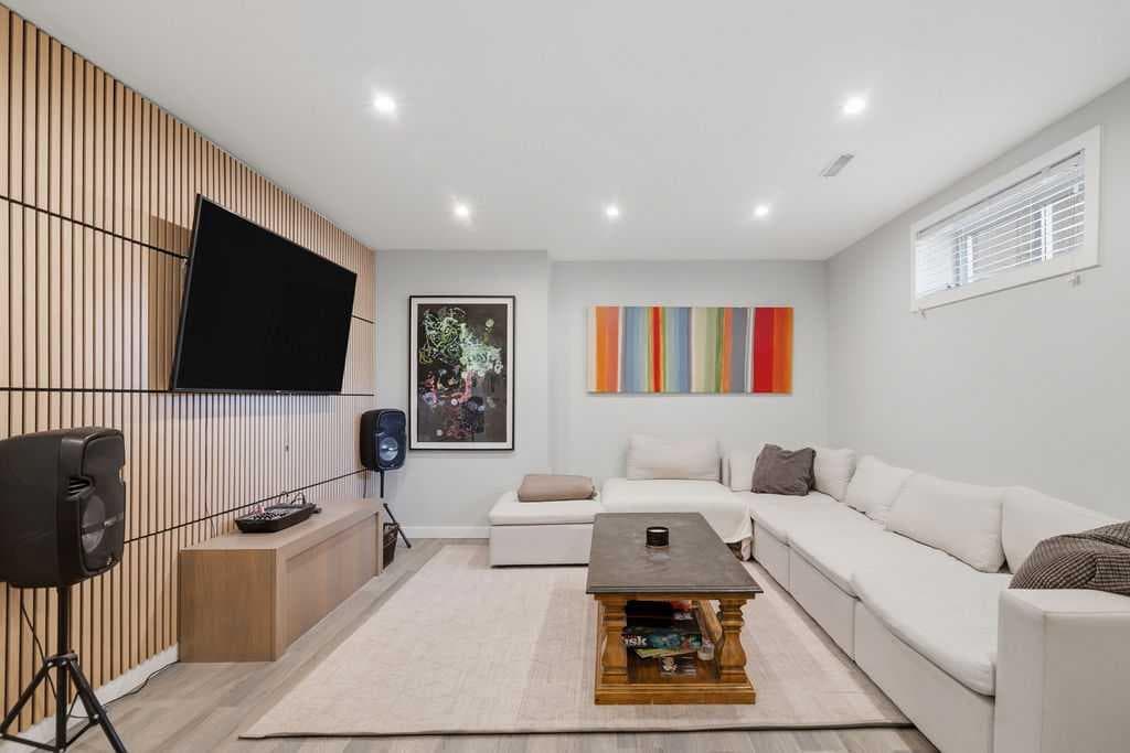 87 Couture Crescent SW