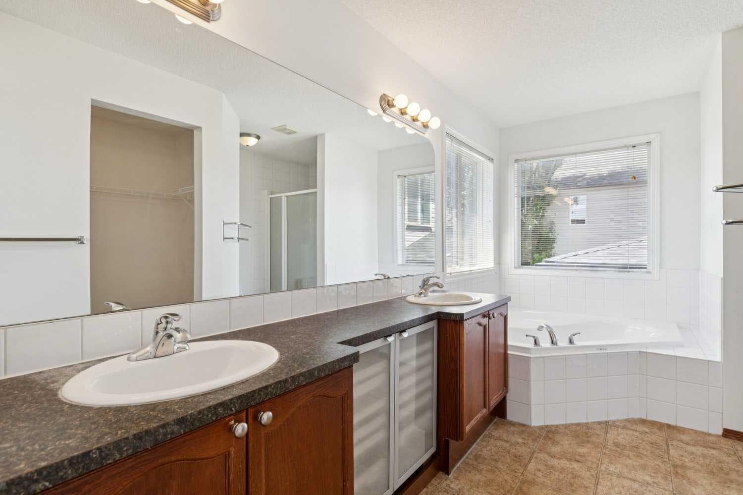 172 Kincora Drive NW