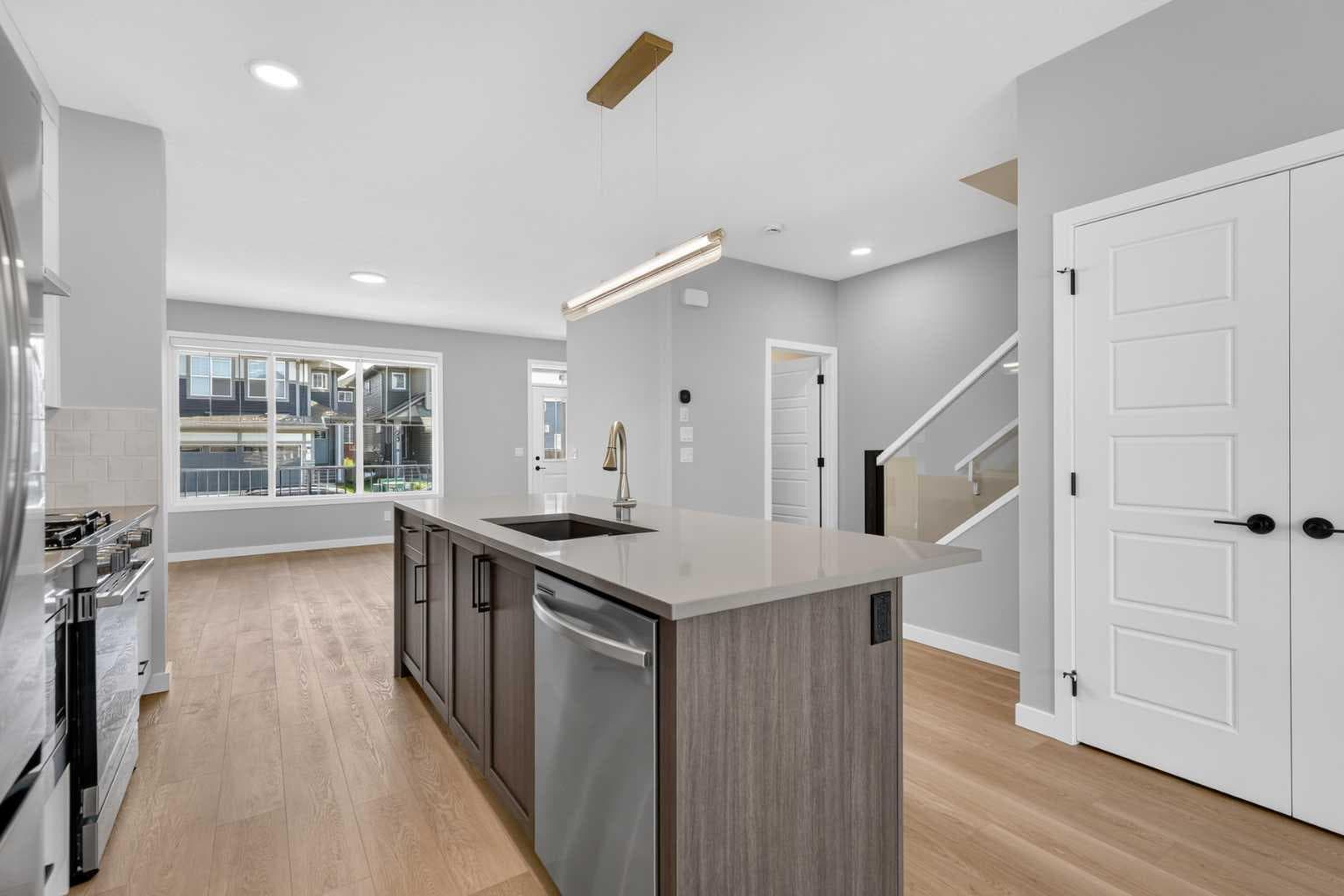 22 Chinook Winds Court SW