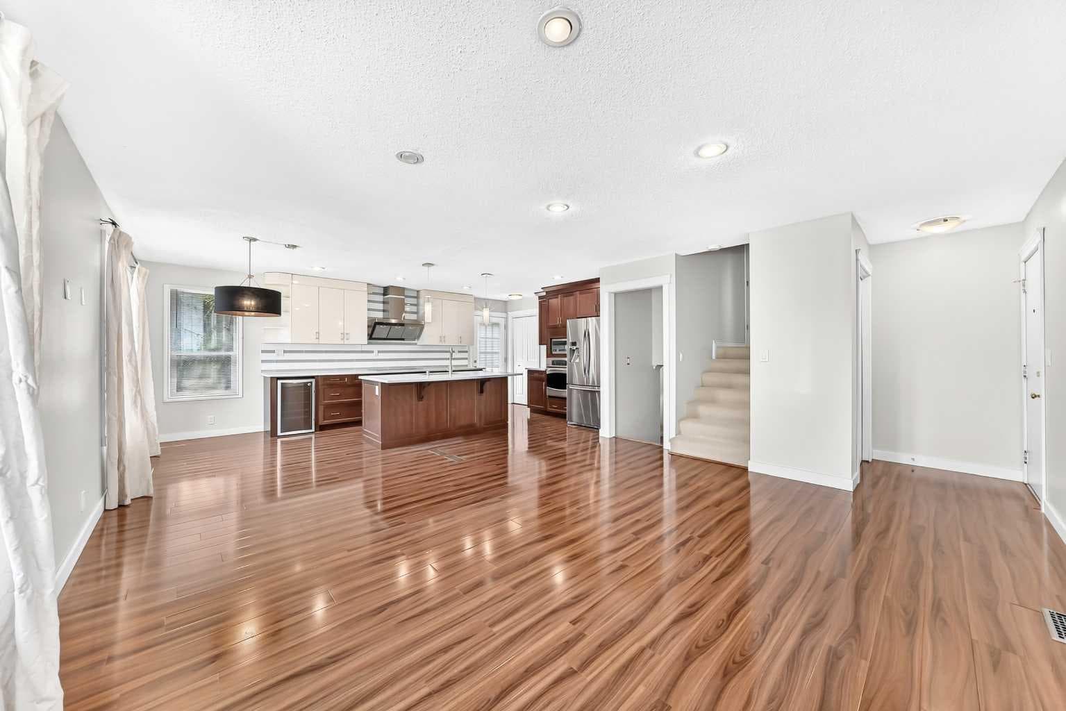 136 Midlawn Close SE