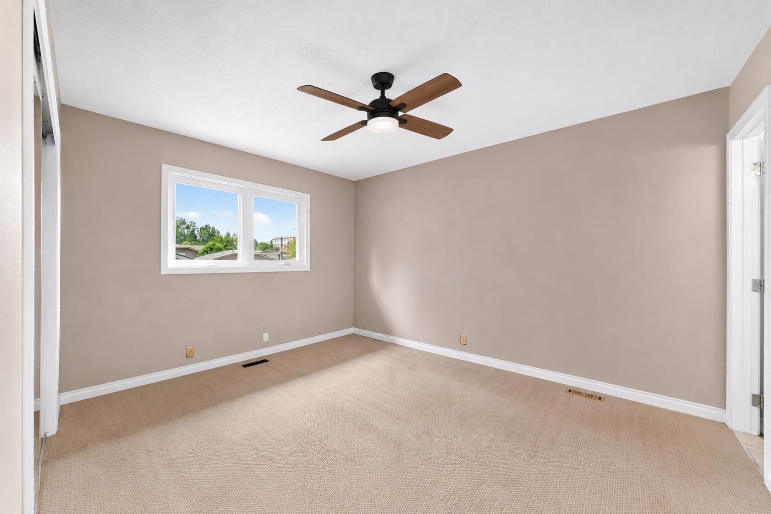 136 Midlawn Close SE