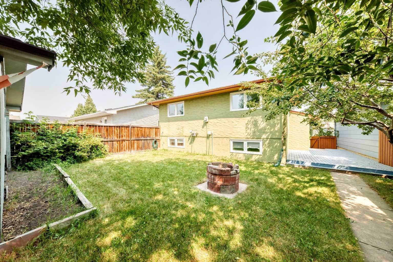 136 Midlawn Close SE