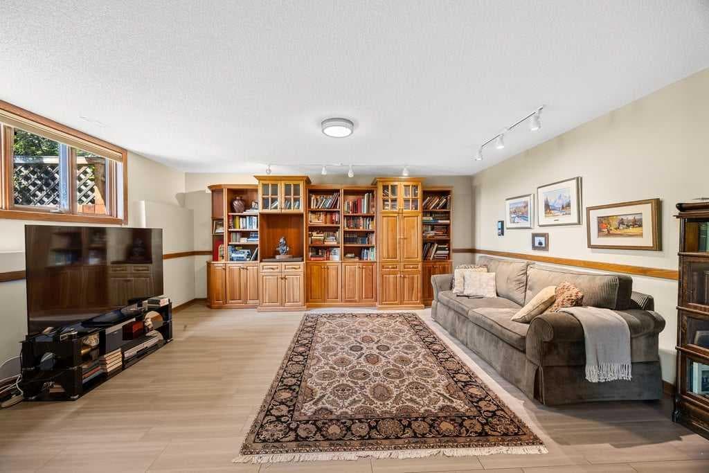 19 Westbluff Place 