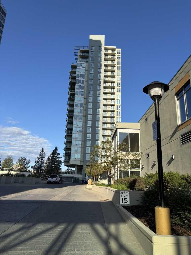 904, 55 Spruce Place SW
