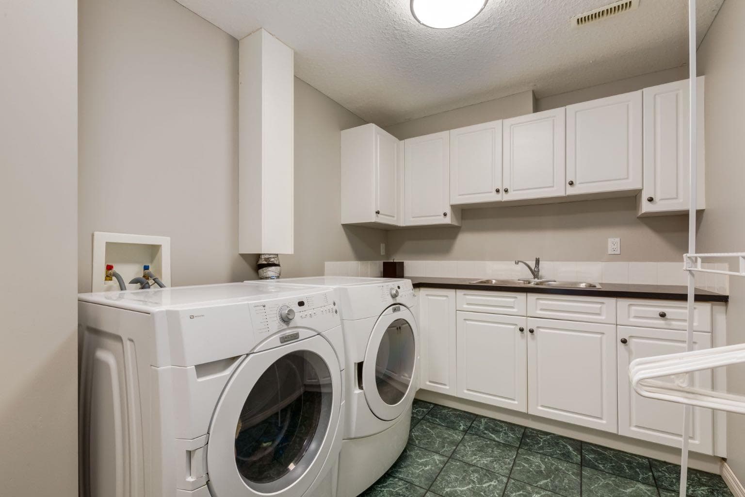 218 Springbank Villas SW