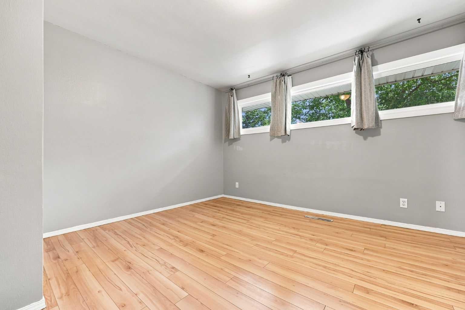 542 Regal Park NE
